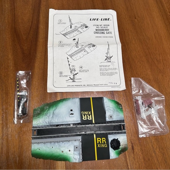 NEW w/o Box Life Like Trains Woodberry Crossing Gate 8209 HO Scale - Picture 1 of 9